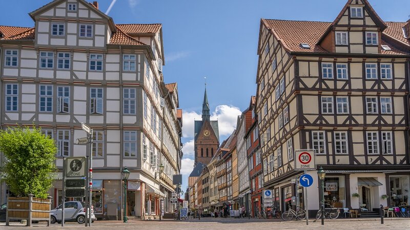 Fachwerkhäuser und Straßen in der Altstadt Hannovers.