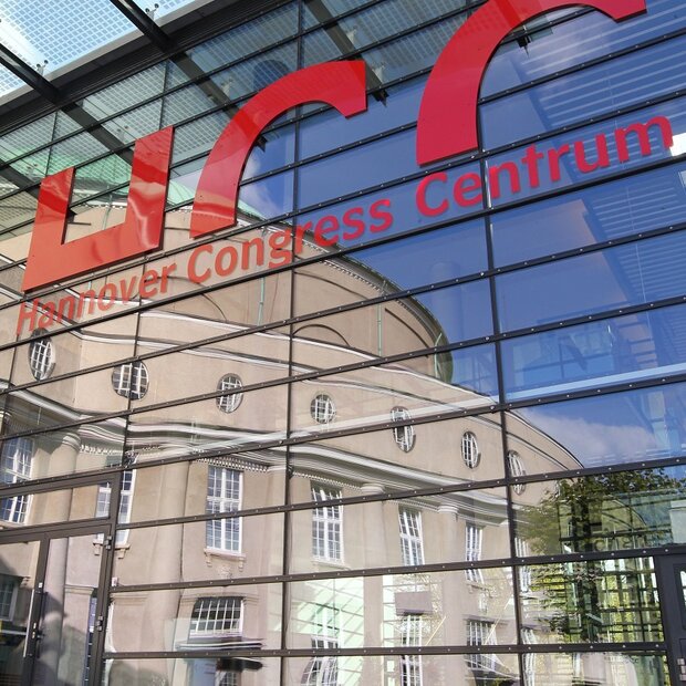 Außenansicht der Glasfassade des Congress Centrums Hannover.