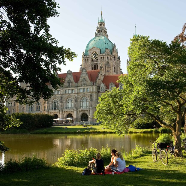 Ansicht des Maschteiches vor dem Neuen Rathaus im Marschpark Hannover.