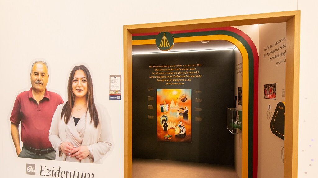 Innenansicht einer Ausstellung zum Ezidentum im Haus der Religionen.