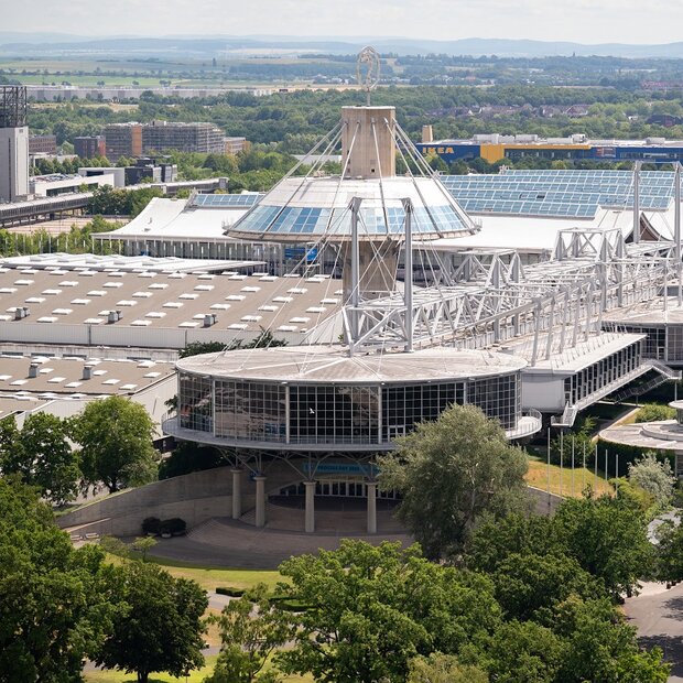 Luftbild der Messe Hannover bei Sonnenschein.
