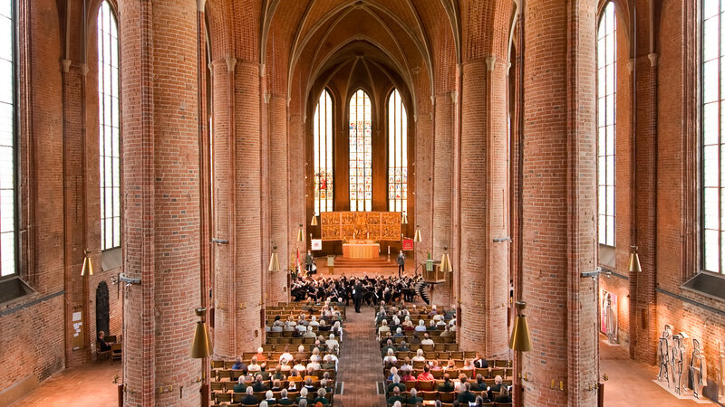 Innenansicht der Marktkirche Hannover während eines Gottesdienstes.