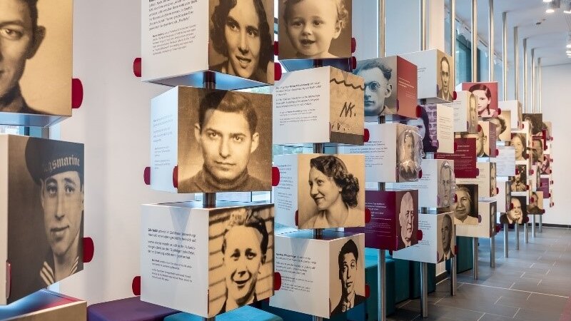 Würfel mit schwarz-weißen Bildern und Textblöcken in einer Ausstellung des ZeitZentrums für Zivilcourage Hannover.